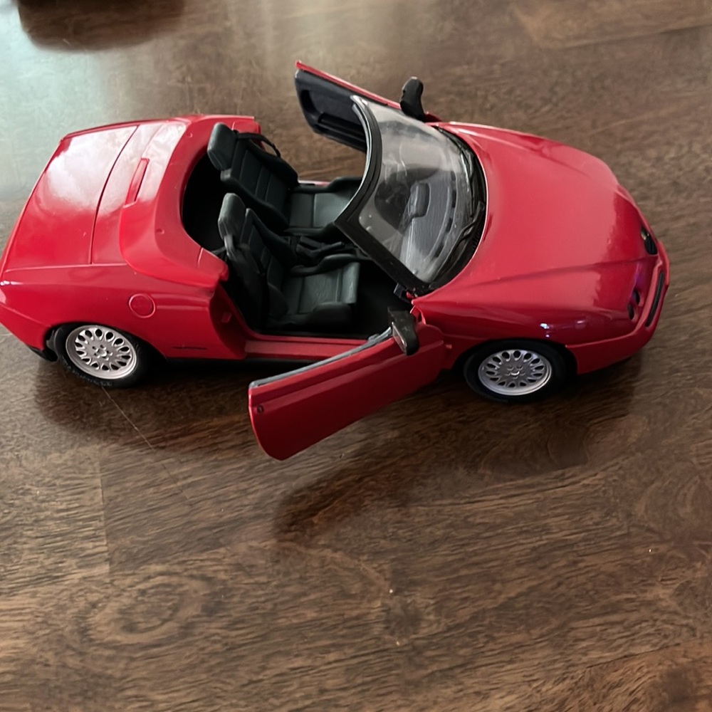 Red convertible die cast - Picture 2 of 3